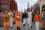 кришнаиты пляшут и поют в центре Москвы, харе кришна
